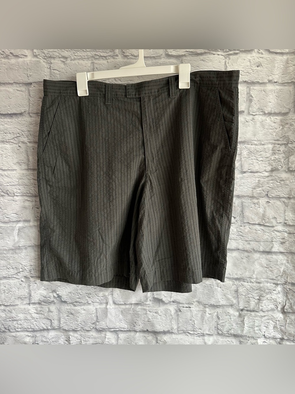 PREOWNED PATAGONIA GREY STRIPE MENS SHORTS SIZE 40